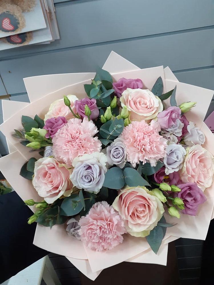 Букет цветов из: Розы, Гвоздики и Лизиантусы в Унече