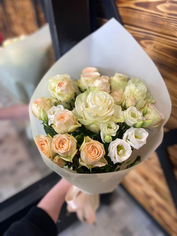 Букет цветов из: Розы и Лизиантусы в Унече